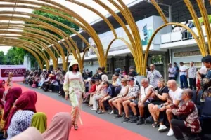 Pesona Fashion Lorong Bambu, Awali Gemerlap Banyuwangi Batik Festival 2025