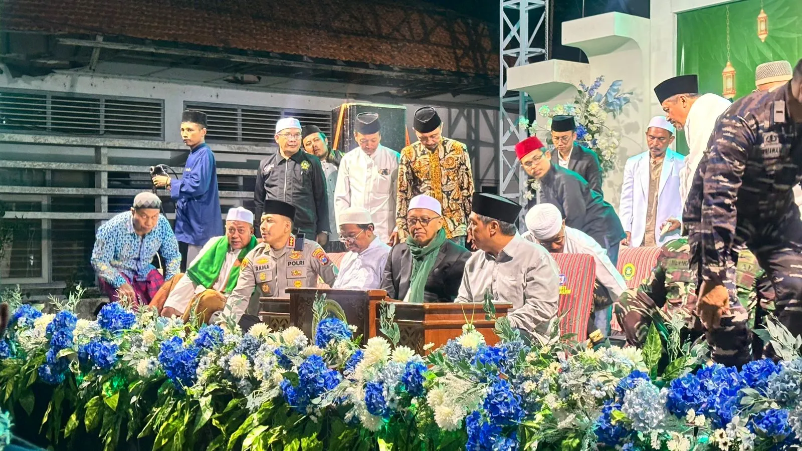 Ribuan Jamaah Padati Pantai Boom Marina, Kapolresta dan Waketum PBNU Lantunkan Sholawat Pemersatu Umat