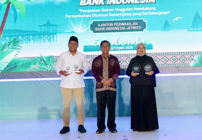 Momen Akrab Bupati Ipuk dan Bupati Rio di Pasir Putih, Situbondo dan Banyuwangi Kompak Raih Dua Penghargaan