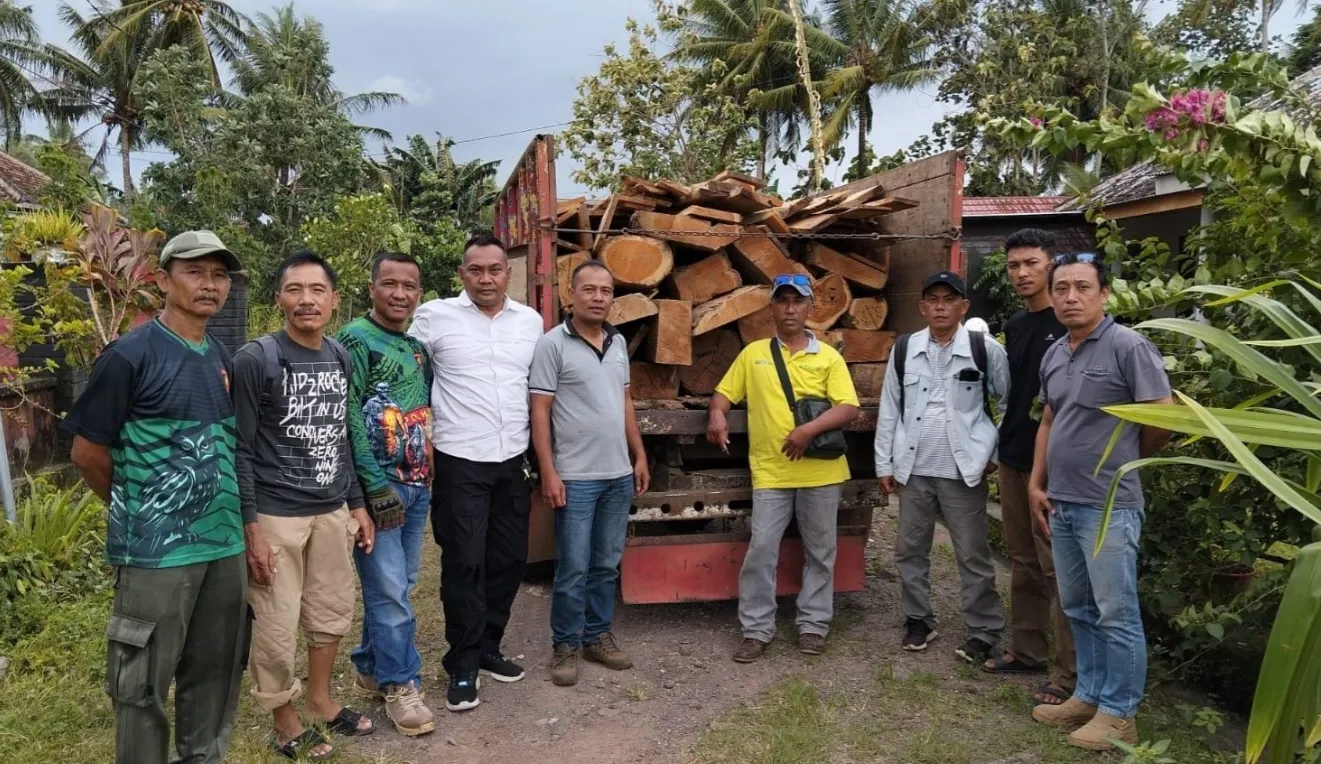 Penemuan Tumpukan Kayu Jati Ilegal di Pesanggaran Bikin Geger, Petugas Amankan Puluhan Batang di Belakang Rumah Warga