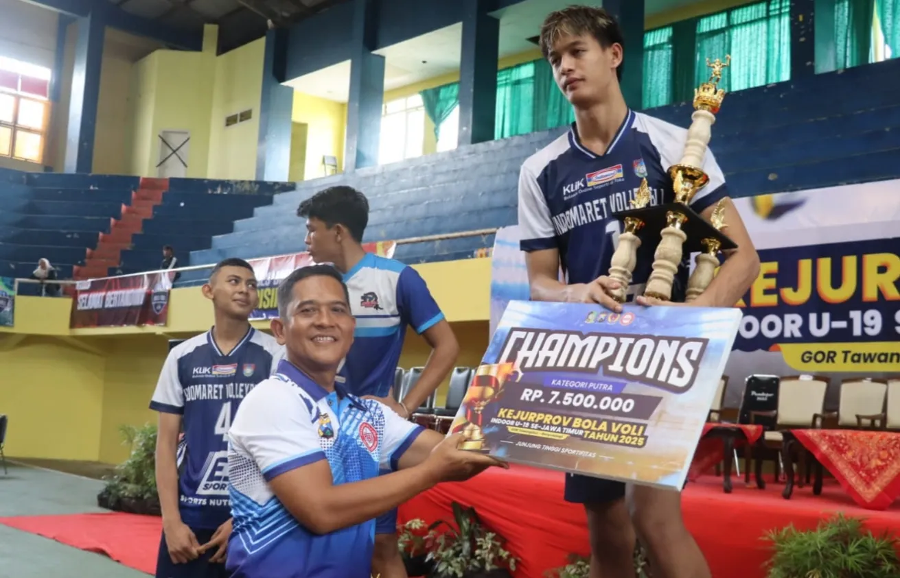 Semarak Kejurprov Voli U-19 Jatim 2025, Wakapolresta Banyuwangi Serahkan Penghargaan Juara