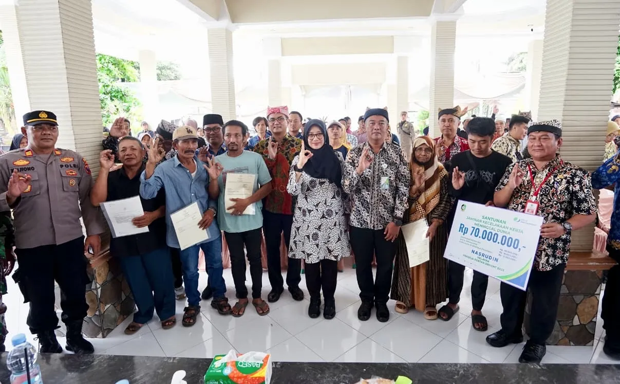 186 Nelayan Muncar Terima Sertifikat Tanah, Ipuk Tegaskan Kepastian Hukum Aset Pesisir Banyuwangi