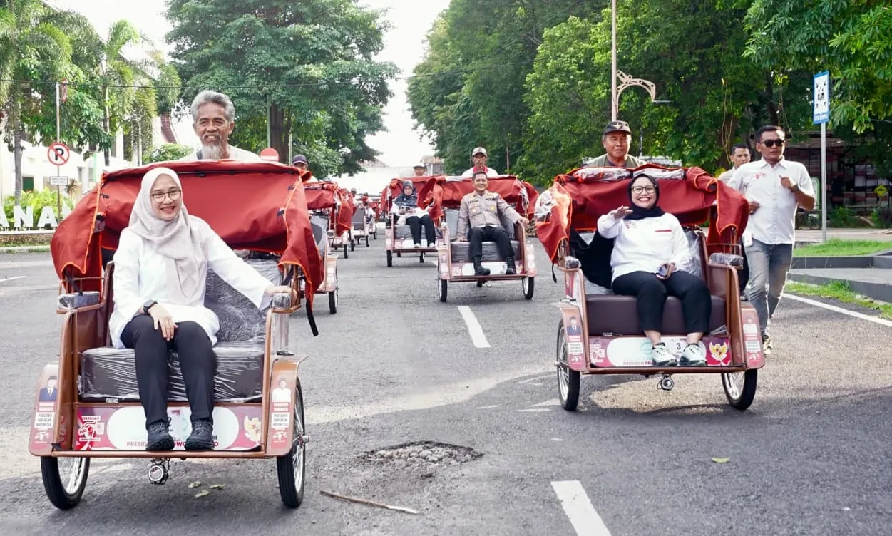 Sebanyak 200 becak Listrik Bantuan Presiden Prabowo telah Diserahkan Kepada Pengemudi Becak Lansia Banyuwangi