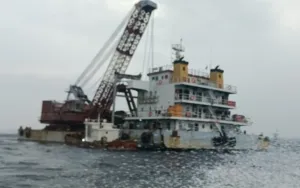 Operasi Pengangkatan KMP Tunu Pratama Jaya Bersiap, Tongkang Bercakar Pioner 88 Sudah di Lokasi