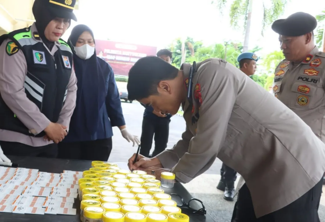 Tes Urine Mendadak Digelar Kapolresta Banyuwangi, Ratusan Personel Polri Diperiksa Tanpa Pengecualian