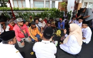 Hangat dan Merakyat, Ipuk Fiestiandani Rayakan Hari Pertama Kerja dengan Tukang Becak hingga Ojol