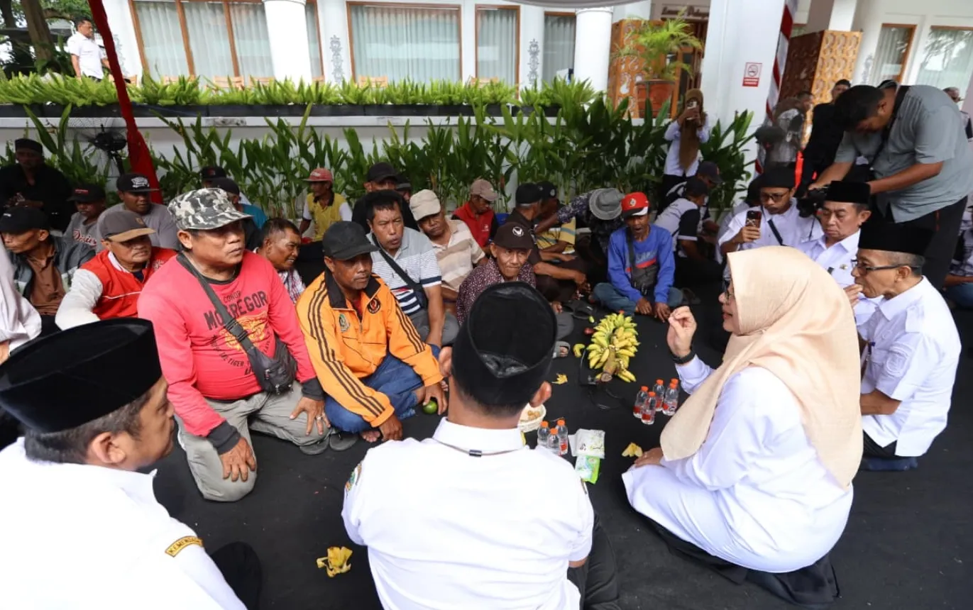 Hangat dan Merakyat, Ipuk Fiestiandani Rayakan Hari Pertama Kerja dengan Tukang Becak hingga Ojol