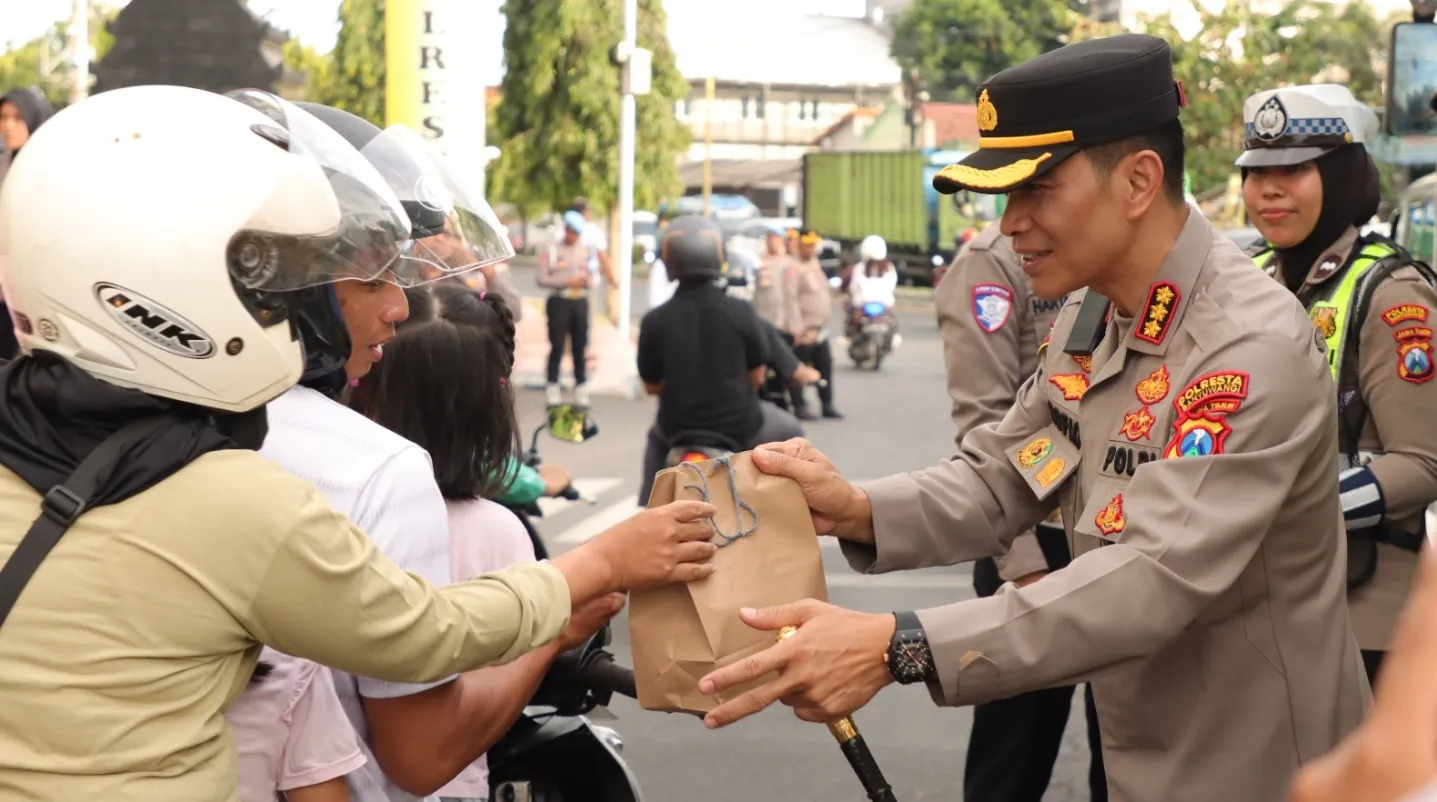 Polresta Banyuwangi Tebar Berkah Ramadan, Kapolresta Pimpin Pembagian Takjil