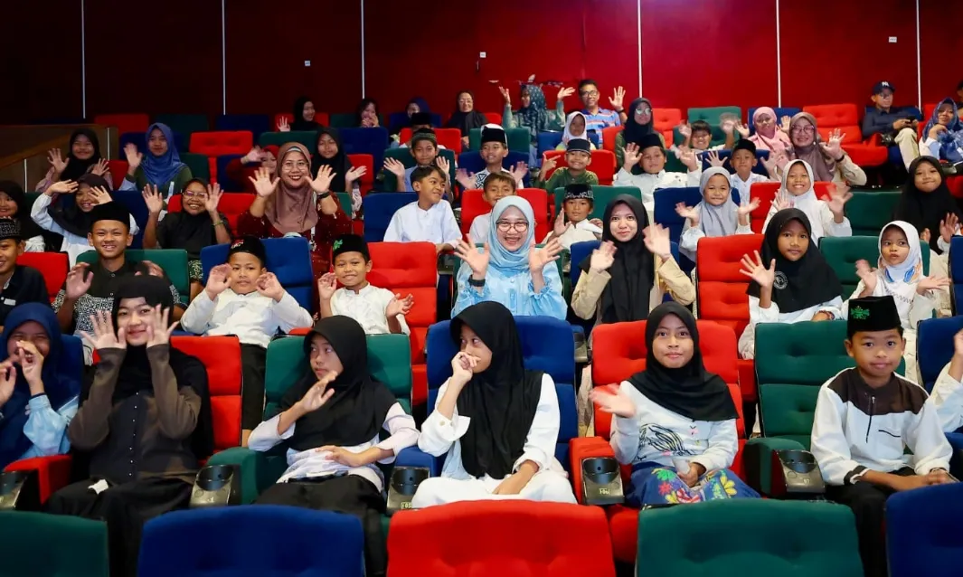 Momen Bupati Ipuk Nobar Film Na Willa Bersama Puluhan Anak Yatim Banyuwangi