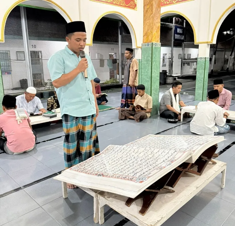 Ramadan di Lapas Banyuwangi, Tadarus Menggunakan Al-Qur’an Raksasa Karya Warga Binaan