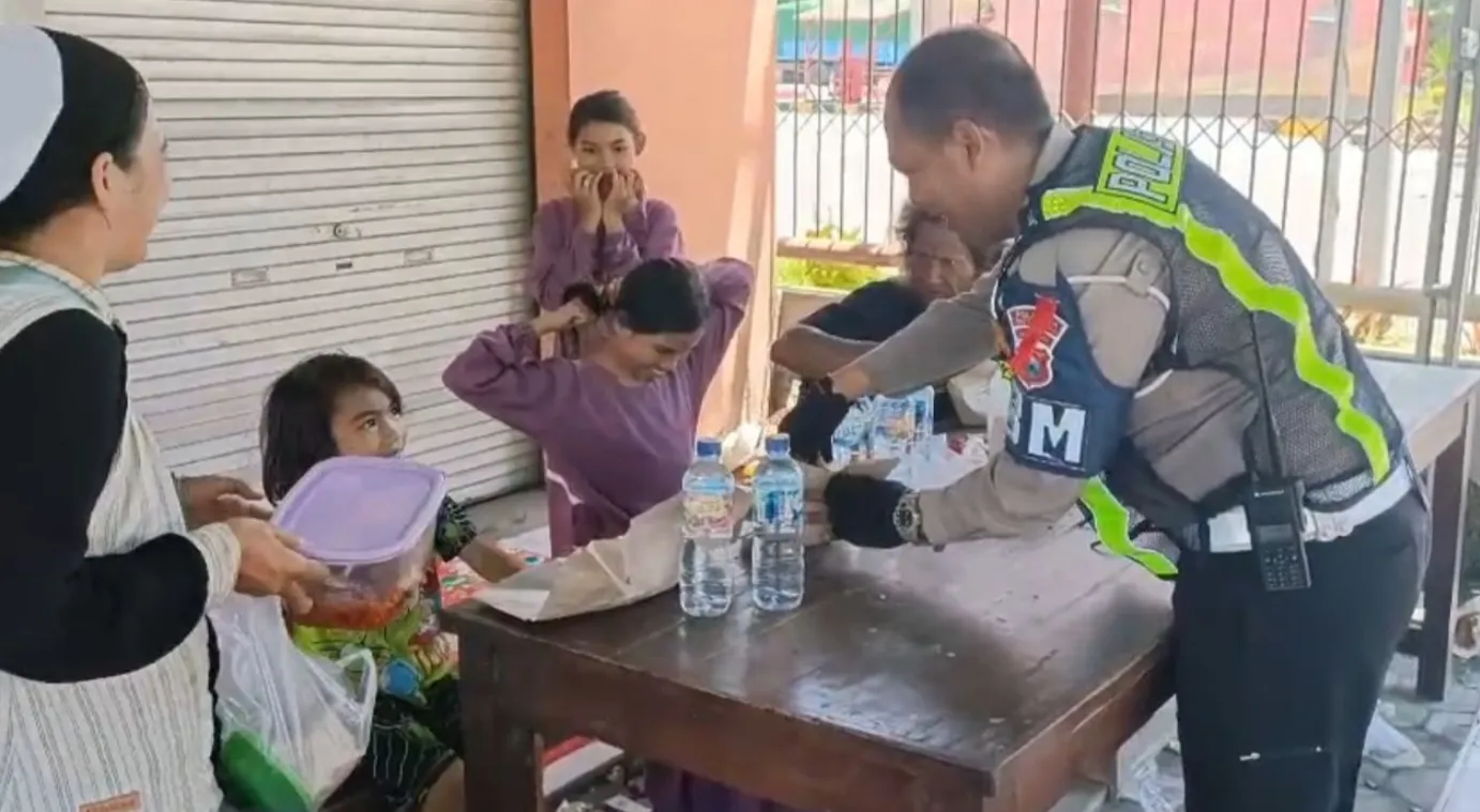 Aksi Humanis Satlantas Banyuwangi di Ketapang: Bagi Makan Siang dan Edukasi Keselamatan Pengendara