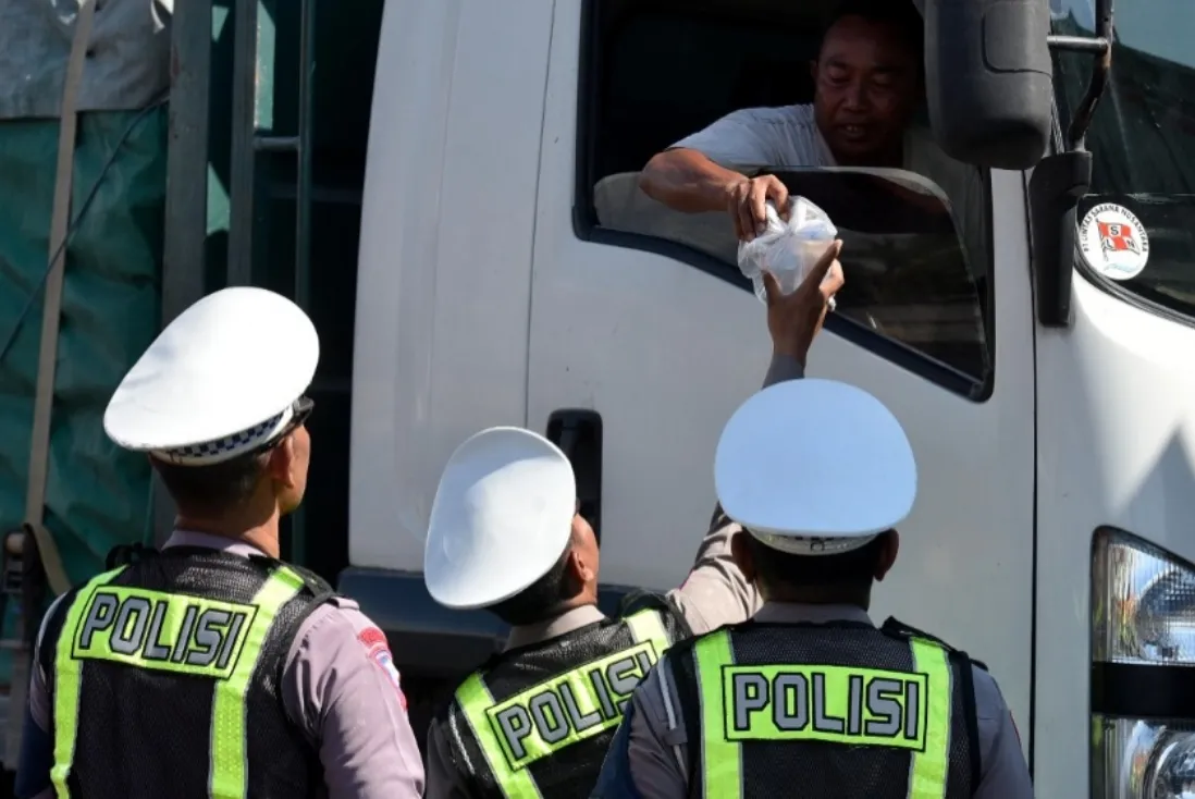 Polisi Banyuwangi Berhasil Urai Kemacetan Ketapang, Aksi Humanis Hingga Apresiasi Berbagai Pihak