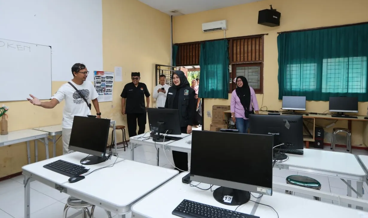 Pastikan TKA Lancar, Bupati Ipuk Sidak Sekolah Cek Komputer dan Jaringan Internet