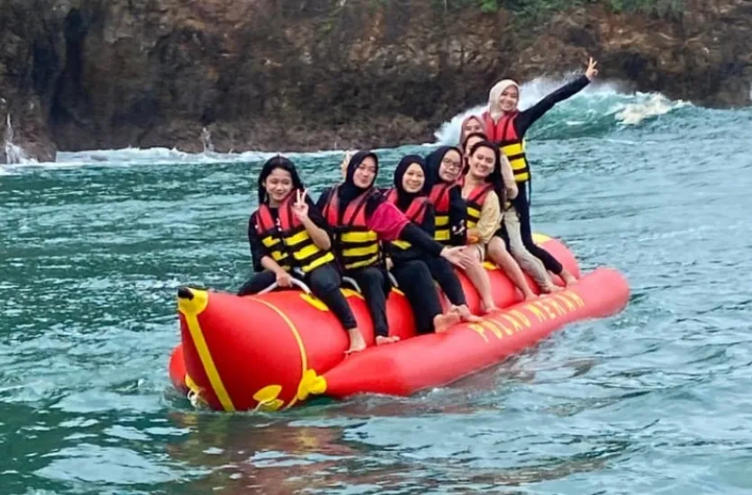Wisata Pulau Merah Banyuwangi Tambah Wahana Watersport dan Tur Laut ke Mini Raja Ampat