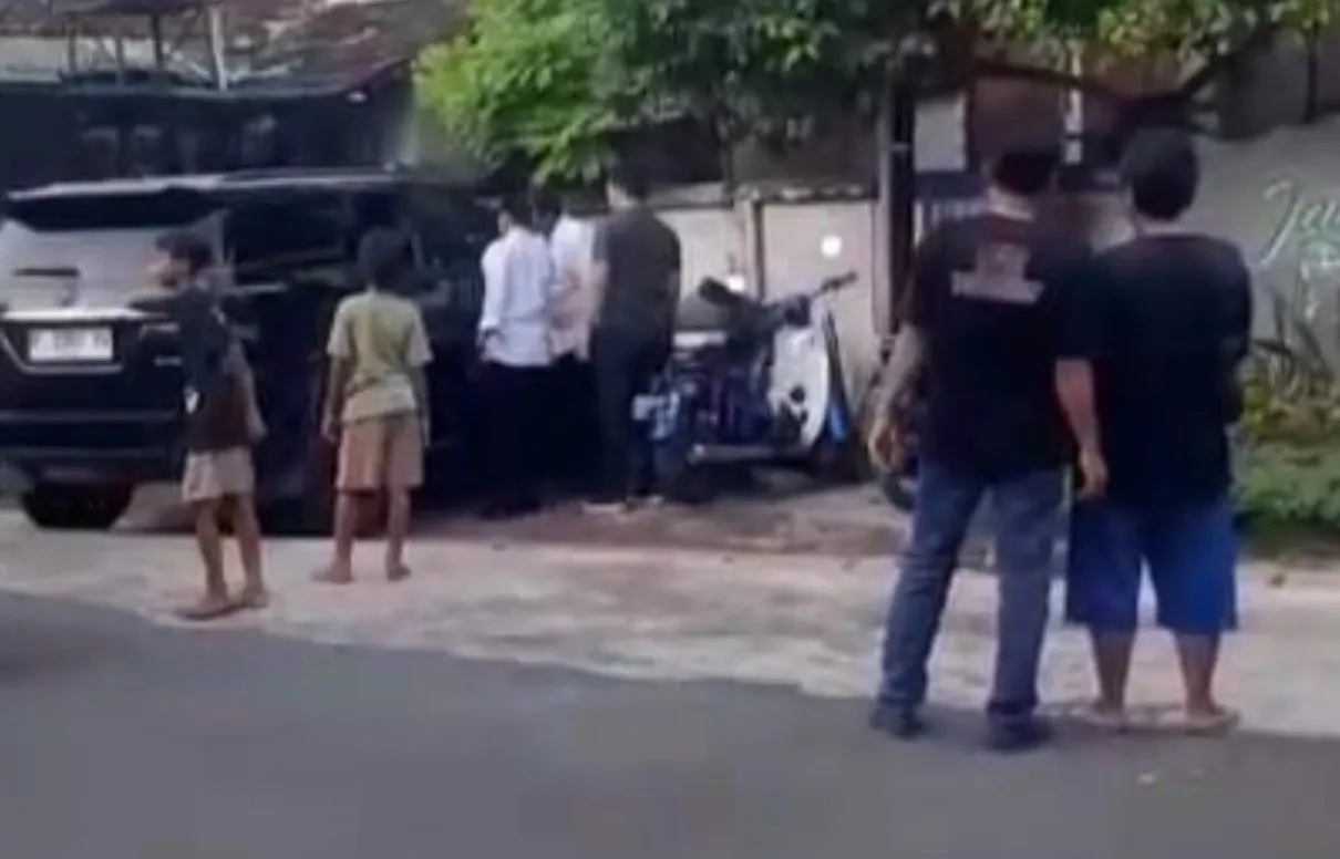 Aksi Maling Pecah Kaca Mobil Terekam CCTV di Banyuwangi, Korban Rugi Ratusan Juta