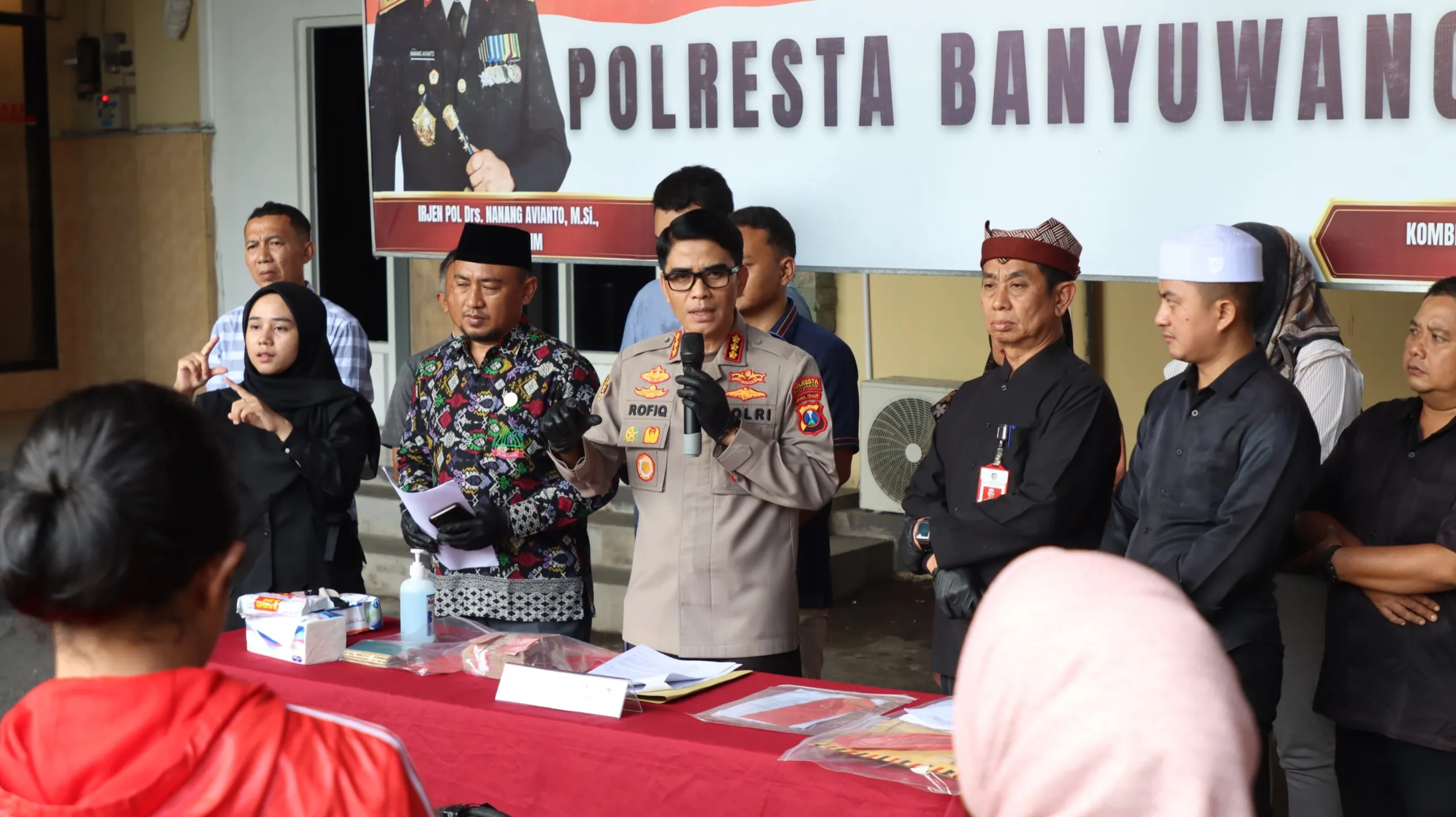 Terbongkar! Dugaan Umroh Ilegal di Banyuwangi Rugikan Jamaah Hingga Rp500 Juta, Dua Perempuan Ditahan