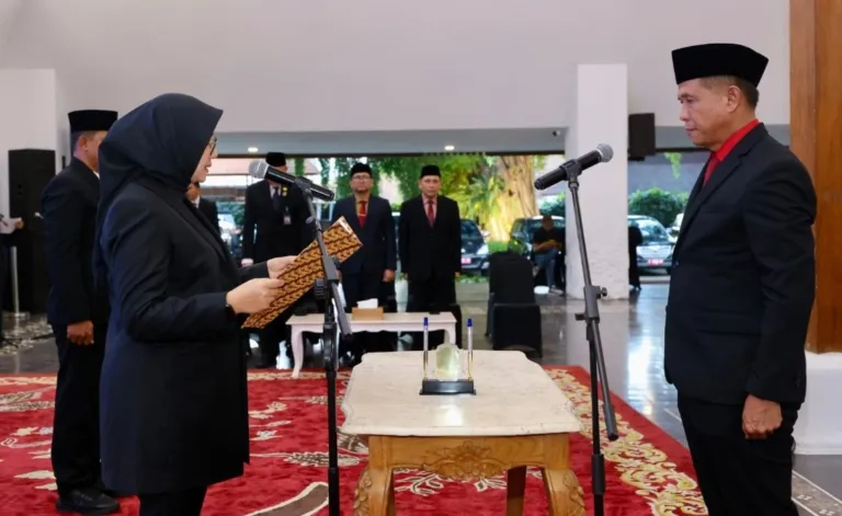 Bupati Ipuk Resmi Lantik Suyanto Waspo Tondo Wicaksono sebagai Sekda Banyuwangi, Siap Perkuat Kinerja Birokrasi