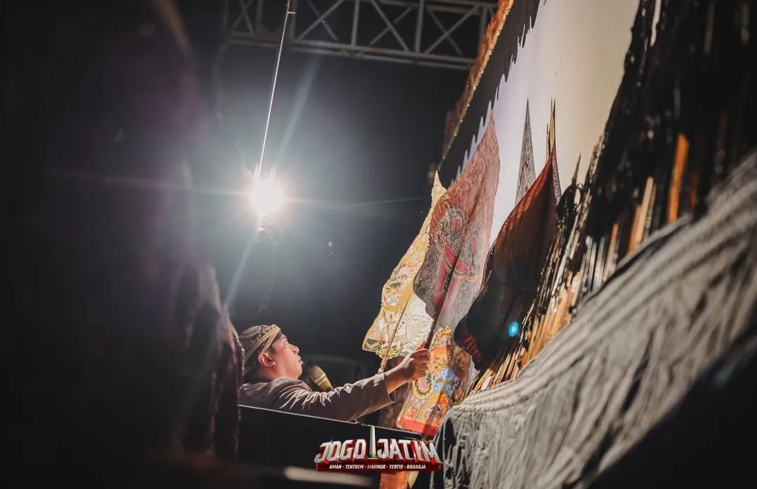 Ribuan Warga Padati Taman Blambangan, Pesan Penting Kapolda Jatim di Pagelaran Wayang Kulit Hari Bhayangkara ke-80
