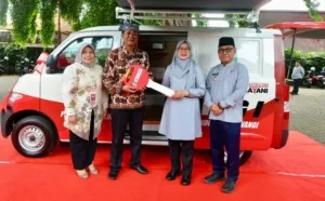 Bank Jatim Serahkan Mobil Layanan Adminduk dan Bedah Rumah, Pemkab Banyuwangi Perkuat Pelayanan Publik hingga Pelosok