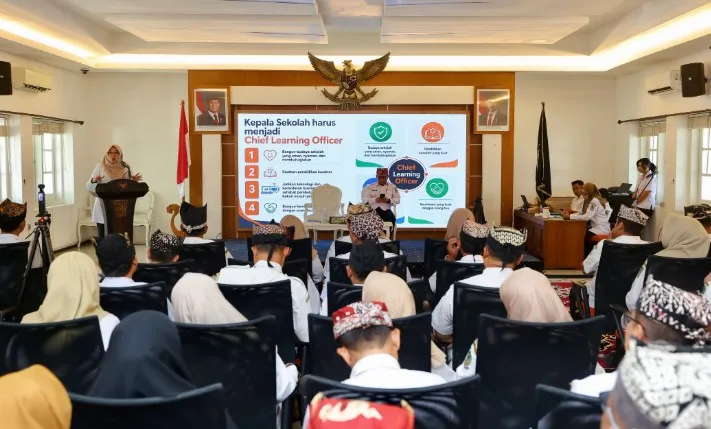 Bupati Ipuk Minta Sekolah Aktif Cegah Anak Putus Sekolah Rotasi 42 Kepala SMP