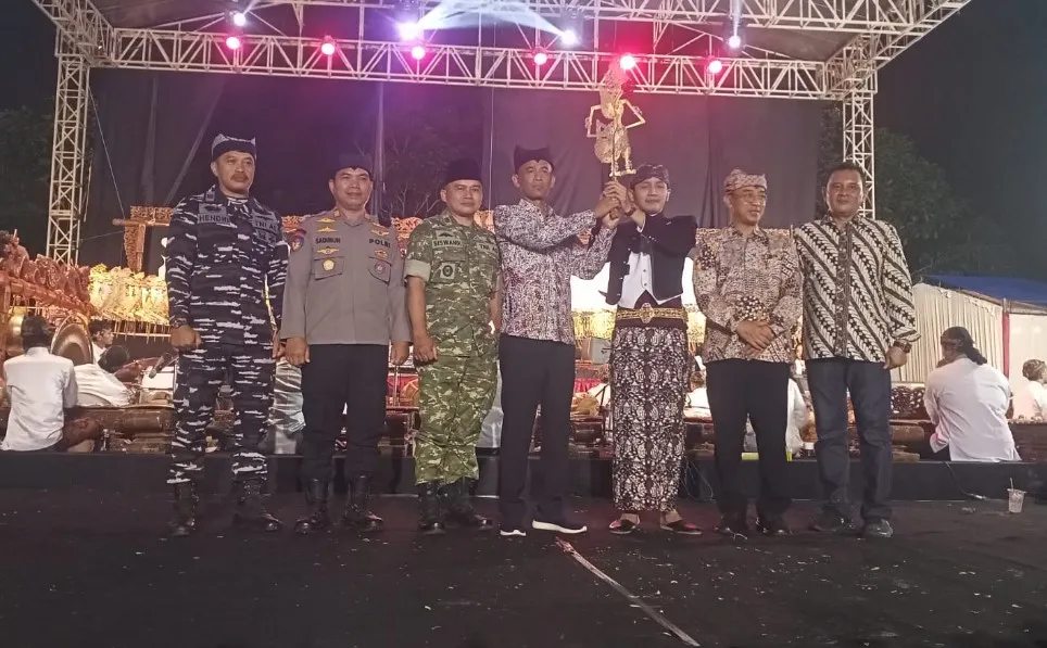 Lestarikan Tradisi, Danramil Tegaldlimo Hadiri Resepsi Delima Culture Roots dan Pagelaran Wayang Kulit