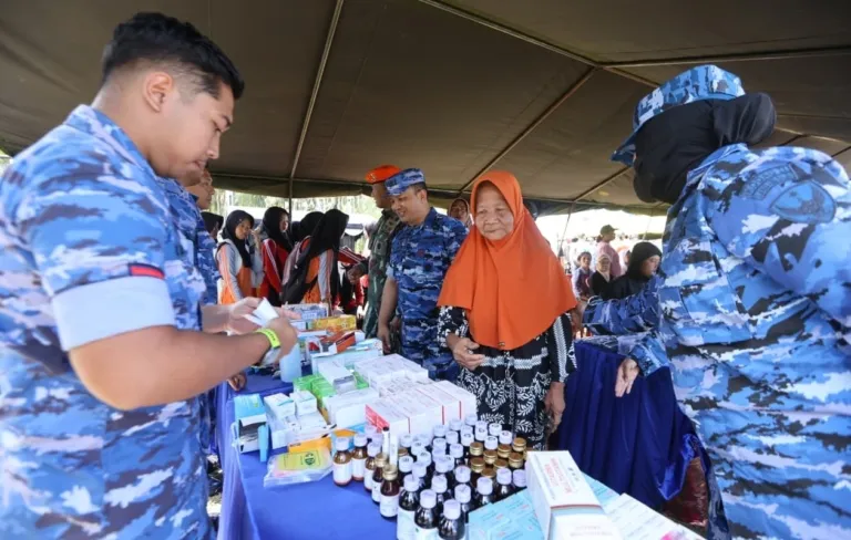 Hari Bakti ke-79, TNI AU Gelar Pemeriksaan Kesehatan Gratis dan Bagikan 150 Paket Sembako di Banyuwangi