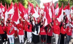 ASN Banyuwangi Bagikan Ribuan Bendera Gratis untuk Warga, Peringati HUT RI ke-81
