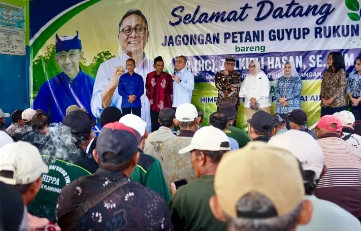 Menko Pangan Zulkifli Hasan Janji Kawal Pembenahan Infrastruktur Pertanian di Acara Jagongan Bareng Petani Banyuwangi