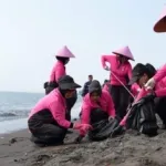 Dari Baksos hingga Tanam Mangrove, HKGB ke-74 Bhayangkari Jatim Hadir di Pulau Santen