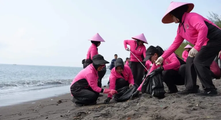 Dari Baksos hingga Tanam Mangrove, HKGB ke-74 Bhayangkari Jatim Hadir di Pulau Santen