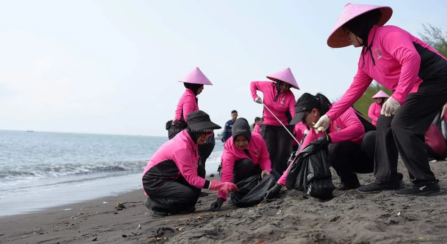 Dari Baksos hingga Tanam Mangrove, HKGB ke-74 Bhayangkari Jatim Hadir di Pulau Santen