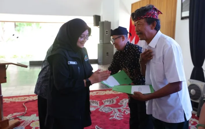 Bupati Banyuwangi Serahkan Insentif Guru Rohani Lintas Agama
