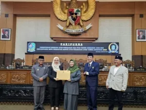 Paripurna DPRD Banyuwangi, Bupati Ipuk Fiestiandani Sampaikan Nota Penjelasan Perubahan APBD Tahun 2026