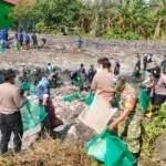 Perangi Sampah hingga Muara Laut, Koramil Muncar Bersama TNI-Polri dan Sungai Watch Bersihkan Sungai Kalimati
