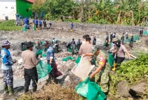 Perangi Sampah hingga Muara Laut, Koramil Muncar Bersama TNI-Polri dan Sungai Watch Bersihkan Sungai Kalimati
