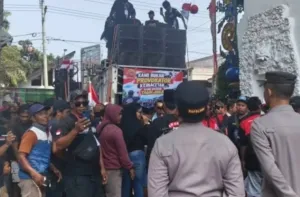 Sopir Logistik Blokade Kantor Bupati Banyuwangi, Desak Perombakan Direksi dan Percepatan Perbaikan Dermaga Ketapang