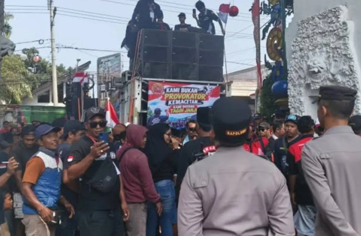 Sopir Logistik Blokade Kantor Bupati Banyuwangi, Desak Perombakan Direksi dan Percepatan Perbaikan Dermaga Ketapang